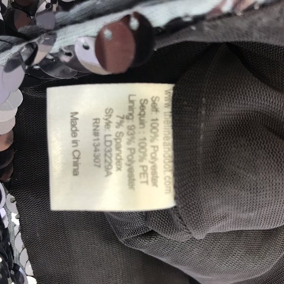 LINE AND DOT SEQUINED SILVER DRESS SIZE SMALL - Picture 6 of 6